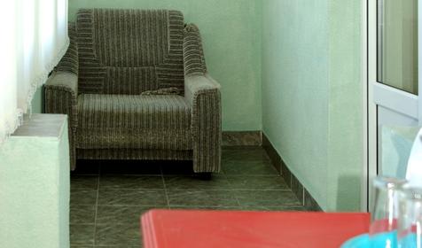 Трехместный номер с балконом №6 гостиницы Берег мечты, п. Сукко