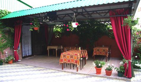 Двор. Гостевой дом "Эдем", п. Ольгинка