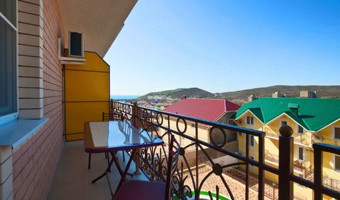 Трехместный полулюкс с балконом. Гостевой дом Лев, г. Анапа, п. Сукко