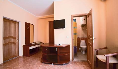 Трехместный полулюкс с балконом. Гостевой дом Лев, г. Анапа, п. Сукко