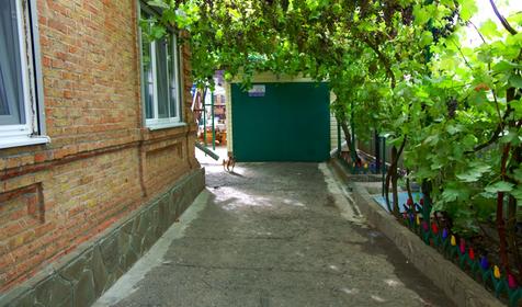 Автостоянка. Капитан-клуб АРiЯ, г. Ейск