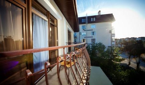 Номер Улучшенный стандарт с балконом. Отель "Фаворит", г. Геленджик