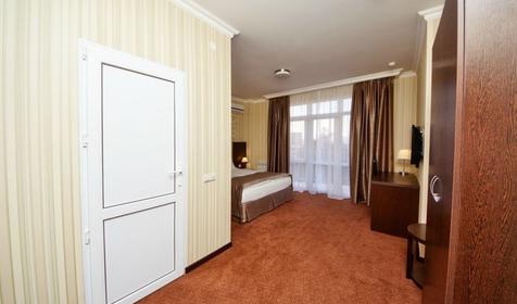 Номер Улучшенный стандарт с балконом. Отель "Фаворит", г. Геленджик