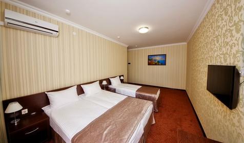 Номер Трехместный стандарт с балконом. Отель "Фаворит", г. Геленджик