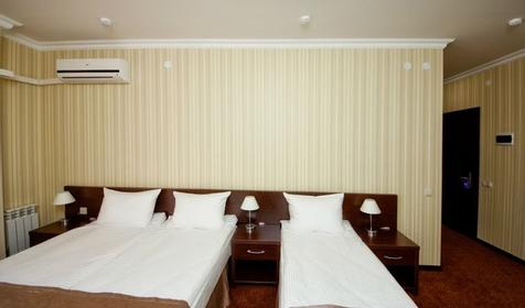 Номер Трехместный стандарт с балконом. Отель "Фаворит", г. Геленджик