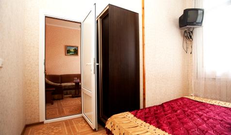 Трехместный двухкомнатный частной гостиницы Уют, г. Сочи, Адлер