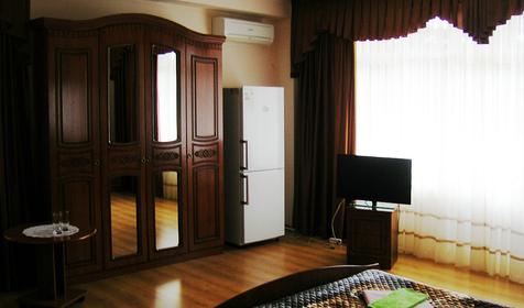 Трехместный полулюкс с балконом мини-гостиницы Мария, г. Сочи, п. Хоста