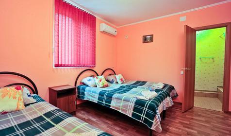 Полулюкс трехместный. Гостиница Ласточка, г. Геленджик, с. Архипо-Осиповка