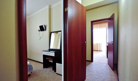 Двухкомнатный люкс с балконом. Отель Персей, г. Геленджик, с. Архипо-Осиповка