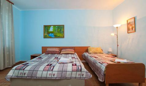 Трехместный двухкомнатный полулюкс. Гостиница Баунти, г. Анапа, п. Джемете