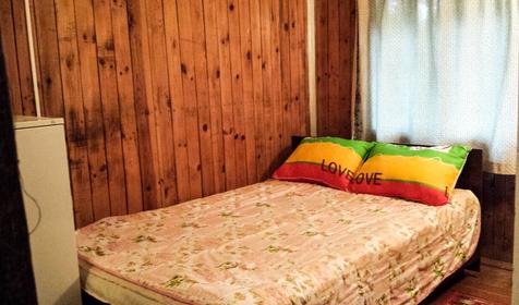 Комната с двуспальной кроватью. База отдыха Черномор и Ко, г. Геленджик, х. Бетта