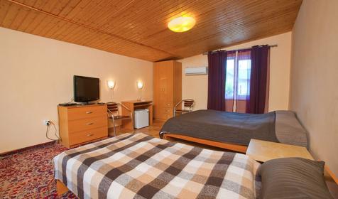 Трехместный полулюкс. Гостевой дом Архос, г. Геленджик, с. Архипо-Осиповка