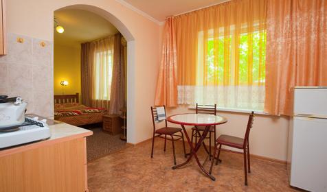 Четырехместный люкс. Гостиница Золотой берег, г. Геленджик, п. Архипо-Осиповка