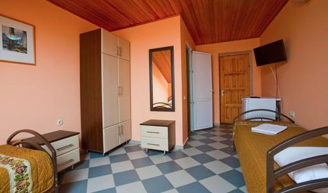 Трехместный люкс, 3 этаж. Гостиничный дом Домик у реки, г. Геленджик, п. Архипо-Осиповка