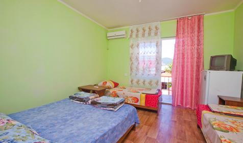 Трехместный номер с кондиционером. Гостевой дом Счастливый случай, Туапсинский район, п. Новомихайловский