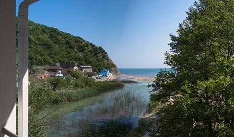 Вид из окна номера. Гостиница Фиорентина, г. Геленджик, п. Архипо-Осиповка