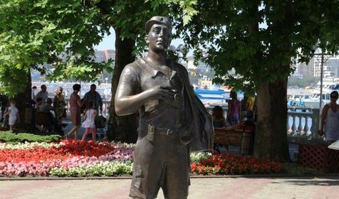 набережная Геленджика, памятник туристу