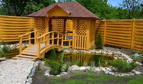 Беседка у пруда. Гостевой дом Горница+, р. Адыгея, р-н Майкопский, п. Каменномостский