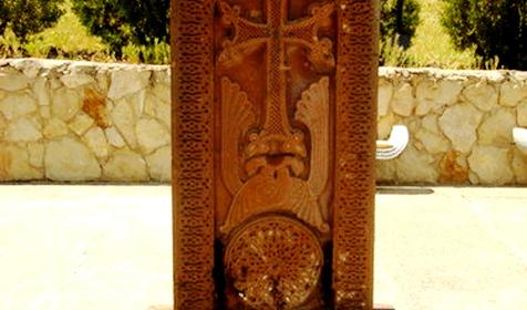 Хачкар у входа в часовню Сурб Саркис. Гай-Кодзор. Анапа