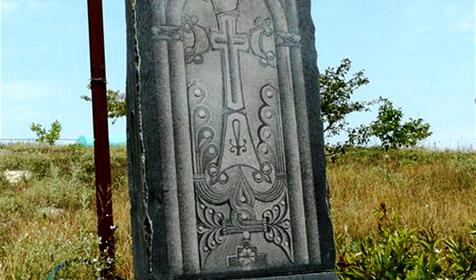 Хачкар у задней стены часовни Сурб Саркис. Гай-Кодзор. Анапа