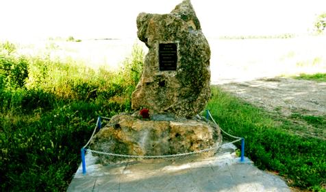 памятный камень у родника. Гостагаевская. Анапа