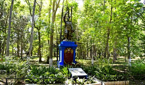 памятник погибшим солдатам в Великой отечественной войне. Виноградный. Анапа