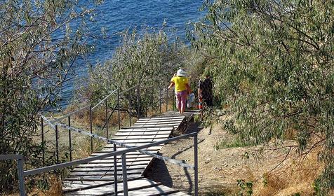 Анапа, пляж "Высокий берег", спуск между улицами Трудящихся и 40 лет Победы