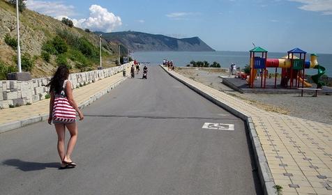 Анапа, пляж "Высокий берег", спуск у улицы 40 лет Победы