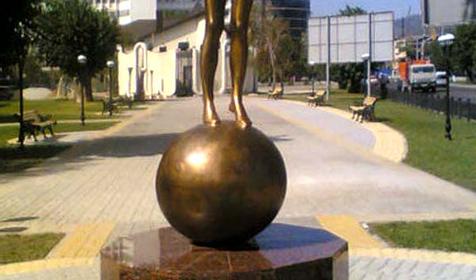 Скульптура "Девочка на шаре", г. Новороссийск