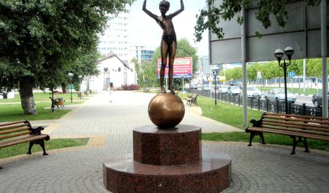 Скульптура "Девочка на шаре", г. Новороссийск