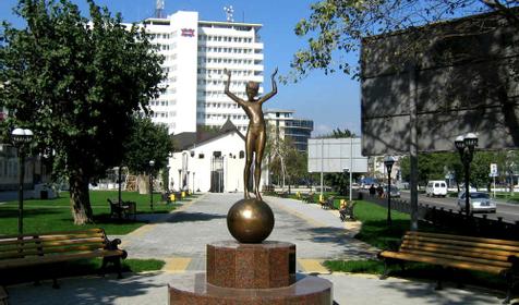 Скульптура "Девочка на шаре", г. Новороссийск