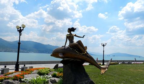 Скульптура "Девушка на дельфине", г. Новороссийск