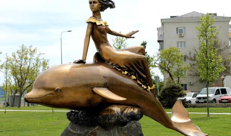 Скульптура "Девушка на дельфине", г. Новороссийск