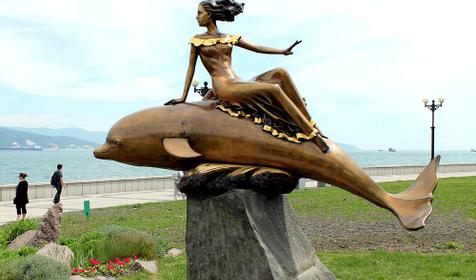 Скульптура "Девушка на дельфине", г. Новороссийск