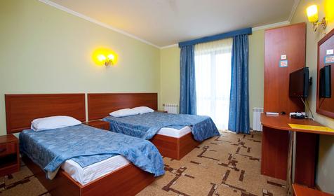 Трехместный номер с удобствами и балконом. Отель Янтарь, г. Геленджик, п. Архипо-Осиповка