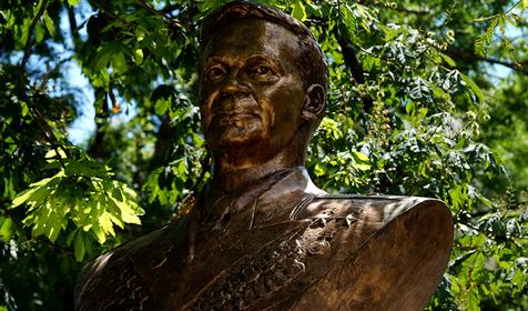 Памятник В.К. Коккинаки, г. Новороссийск