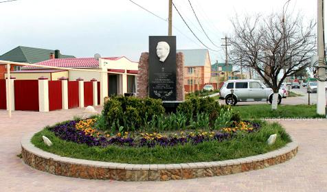 Памятник Угрюмову Г.А.