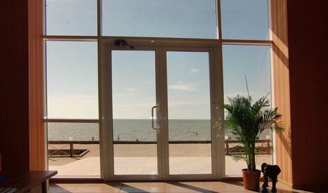 Вид из холла на пляж. Гостиничный комплекс Тропикана, г. Приморско-Ахтарск