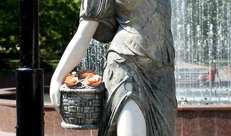 Скульптура "Девушка с розами", г. Новороссийск