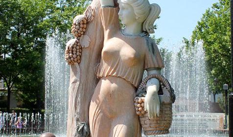 Скульптура "Девушка с розами", г. Новороссийск