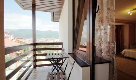 Двухкомнатный люкс с балконом. Гостевой дом Цветочный рай, г. Геленджик