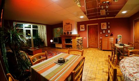 Общий зал с камином. Хостел Minions, г. Сочи, п. Красная Поляна