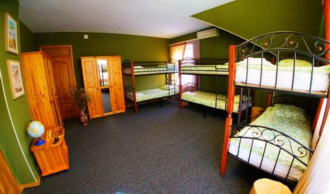Зеленый номер (шестиместный мужской номер с балконом). Хостел Minions, г. Сочи, п. Красная Поляна