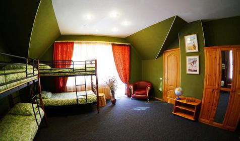 Зеленый номер (шестиместный мужской номер с балконом). Хостел Minions, г. Сочи, п. Красная Поляна