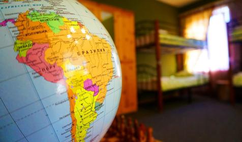 Зеленый номер (шестиместный мужской номер с балконом). Хостел Minions, г. Сочи, п. Красная Поляна