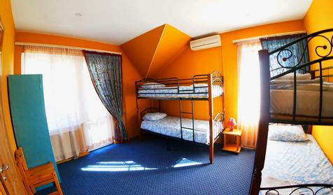 Желтый номер (четырехместный женский номер). Хостел Minions, г. Сочи, п. Красная Поляна