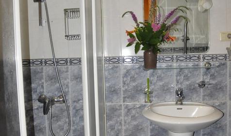 Желтый номер (четырехместный женский номер). Хостел Minions, г. Сочи, п. Красная Поляна