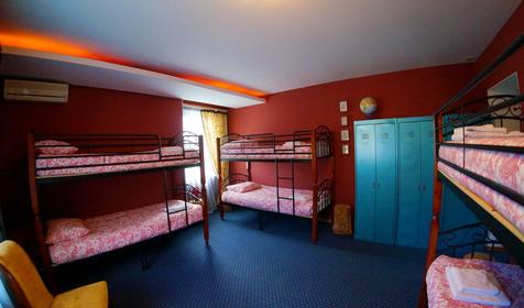Бордовый номер (шестиместный мужской номер). Хостел Minions, г. Сочи, п. Красная Поляна