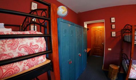 Бордовый номер (шестиместный мужской номер). Хостел Minions, г. Сочи, п. Красная Поляна