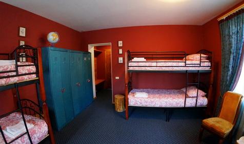 Бордовый номер (шестиместный мужской номер). Хостел Minions, г. Сочи, п. Красная Поляна